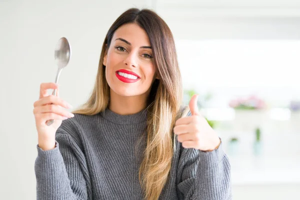 Jeune Belle Femme Tenant Une Cuillère Argent Maison Heureuse Avec — Photo