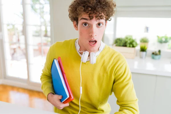 Jovem Estudante Vestindo Fones Ouvido Segurando Cadernos Assustado Choque Com — Fotografia de Stock