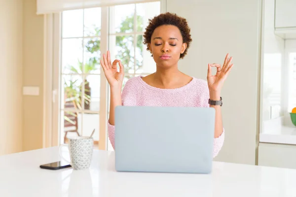 Mujer Afroamericana Joven Que Trabaja Usando Computadora Portátil Relajarse Sonreír — Foto de Stock