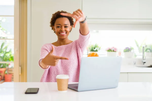 Mujer Afroamericana Joven Que Trabaja Usando Computadora Portátil Sonriendo Haciendo — Foto de Stock