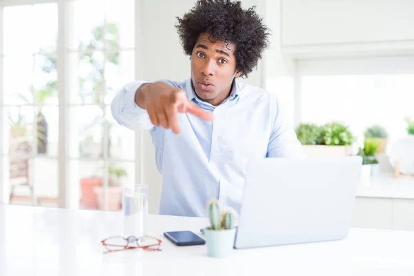 Afro Amerikaanse Zakenman Werken Met Behulp Van Laptop Met Vinger — Stockfoto