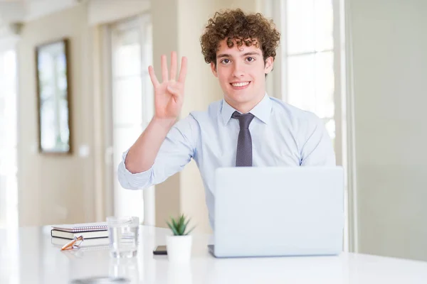 Joven Hombre Negocios Que Trabaja Con Computadora Portátil Oficina Mostrando —  Fotos de Stock