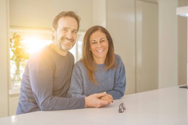 Birlikte evde oturan romantik orta yaş kaç