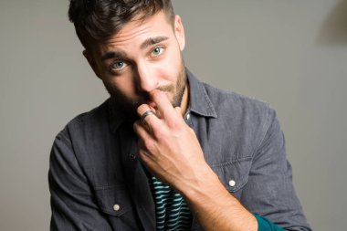 Yakışıklı delikanlı possing ve modelleme gri izole backg üzerinde