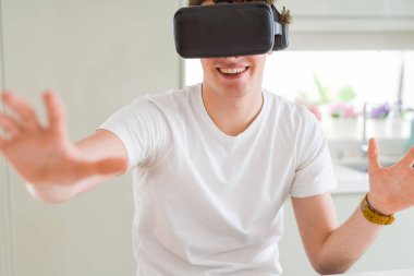 Genç adam eğleniyor evde sanal gerçeklik gözlüklü