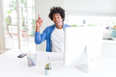 Afro-Amerikan bilgisayar işaret parmağı ile başarılı fikir kullanarak çalışan adam. Çıktıktan ve mutlu. Bir numara.