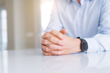 Beyaz masa üzerinde çarpı işareti adam elinde kapat