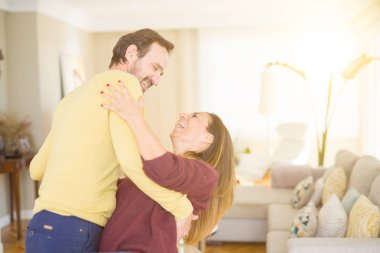 Birlikte evde aşık dans romantik orta yaş kaç