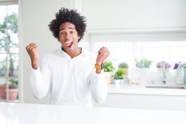 Afrika kökenli Amerikalı adam kutluyor şaşırttı ve başarı için kaldırdı Kollarını açarak hayret ve gözleri açık. Kazanan kavramı.