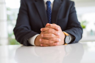 Adam elinde yakın çekim