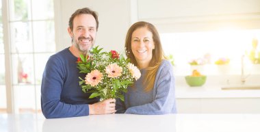 Çiçek evde aşık holding romantik orta yaş kaç