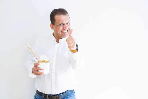 Μέση Ηλικία Άνθρωπος Τρώει Ασιατικά Noodles Από Απομακρύνει Χαρτοκιβώτιο Ευτυχισμένος — Φωτογραφία Αρχείου