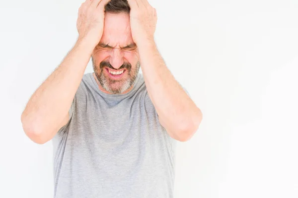 Hombre Mayor Guapo Sobre Fondo Aislado Que Sufre Dolor Cabeza —  Fotos de Stock