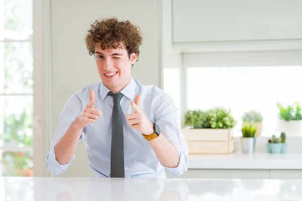 Молодой Бизнесмен Галстуке Указывает Пальцем Камеру Счастливым Смешным Лицом Хорошая — стоковое фото