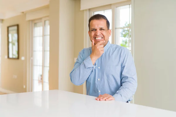 Hombre Mediana Edad Sentado Casa Mirando Confiado Cámara Con Sonrisa — Foto de Stock