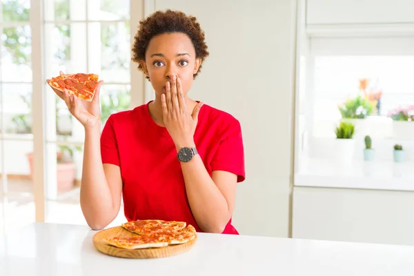 Mladá Africká Americká Žena Jíst Chutné Pepperoni Pizza Kryt Ústa — Stock fotografie