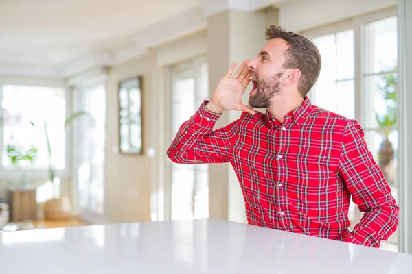 Hombre Guapo Con Camisa Colorida Gritando Gritando Fuerte Lado Con — Foto de Stock