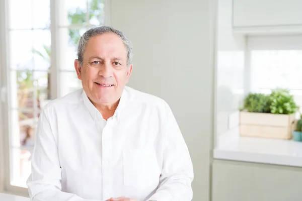 Bonito Homem Idoso Sorrindo Confiante — Fotografia de Stock