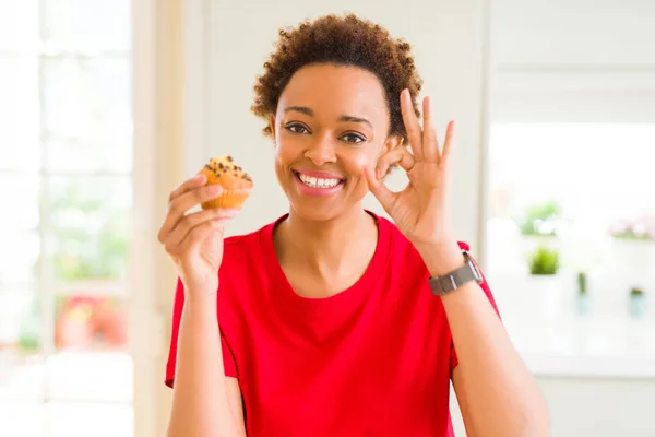 Jeune Femme Afro Américaine Mangeant Des Muffins Aux Pépites Chocolat — Photo