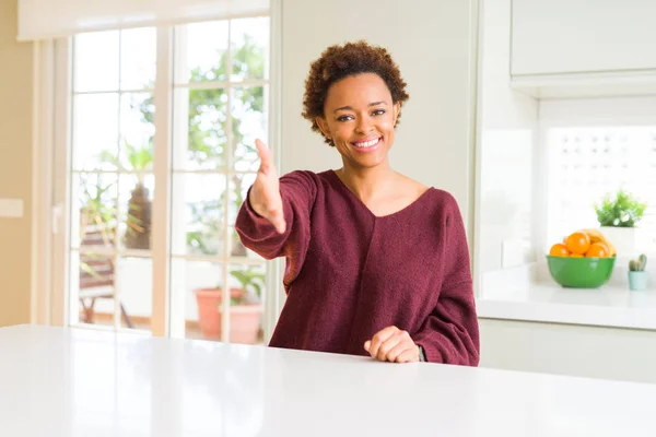 Jovem Bela Mulher Afro Americana Casa Sorrindo Amigável Oferecendo Aperto — Fotografia de Stock