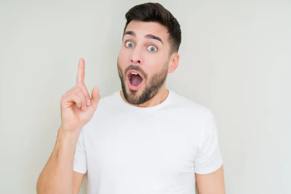 Homem Bonito Jovem Vestindo Casual Shirt Branca Sobre Fundo Isolado — Fotografia de Stock