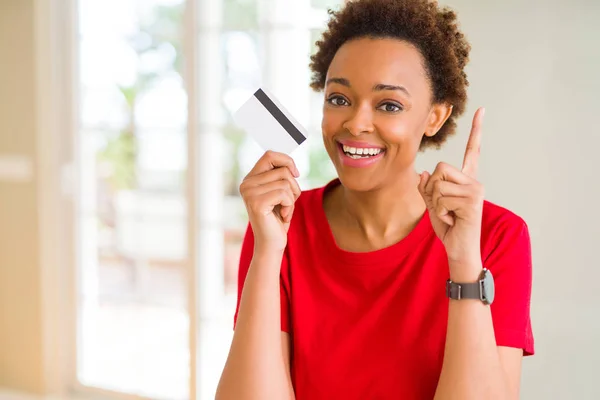 Junge Afrikanisch Amerikanische Frau Mit Kreditkarte Überrascht Mit Einer Idee — Stockfoto