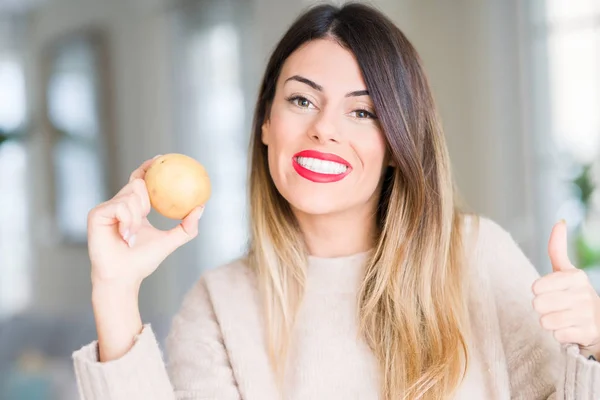 Jovem Mulher Bonita Segurando Batata Fresca Casa Feliz Com Grande — Fotografia de Stock