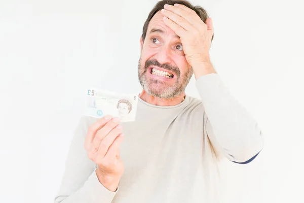 Hombre Mayor Sosteniendo Cinco Libras Billete Banco Sobre Fondo Aislado —  Fotos de Stock