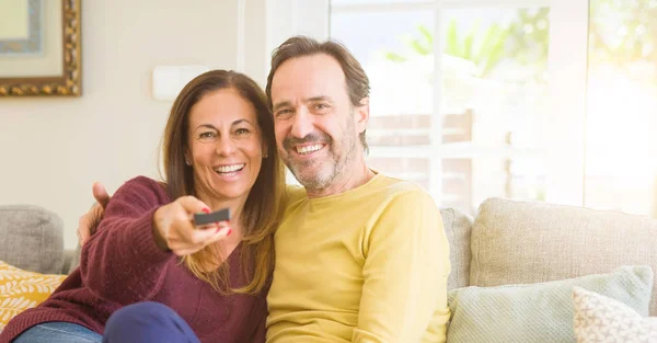 Romantica Coppia Mezza Età Che Guarda Sul Divano Casa — Foto Stock