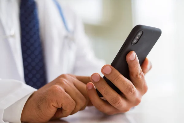 Średnim wieku lekarz mężczyzna ręce przy użyciu smartfona z bliska — Zdjęcie stockowe