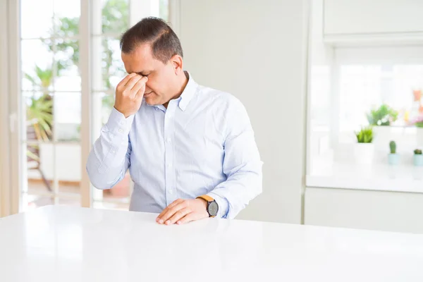 Hombre Mediana Edad Sentado Casa Cansado Frotando Nariz Los Ojos — Foto de Stock