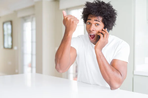 Africká Americká Obchodní Muž Mluvil Telefonu Nervy Frustrovaný Křik Hněvu — Stock fotografie