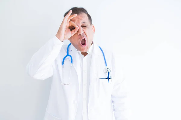 Średnim Wieku Lekarz Człowiek Ubrany Stetoskop Płaszcz Medyczny Białym Tle — Zdjęcie stockowe