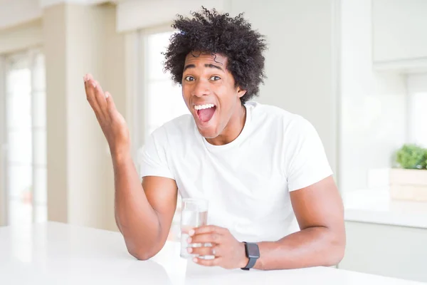 Hombre Afroamericano Bebiendo Vaso Agua Casa Muy Feliz Emocionado Expresión — Foto de Stock
