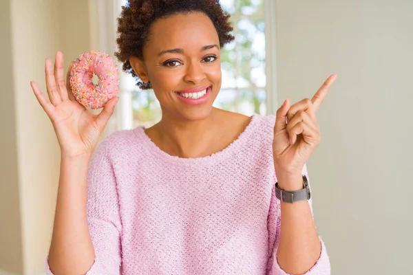 Jeune Femme Afro Américaine Mangeant Beignet Sucre Rose Très Heureux — Photo