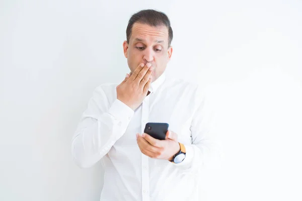 Hombre Mediana Edad Usando Teléfono Inteligente Sobre Pared Blanca Cubrir —  Fotos de Stock