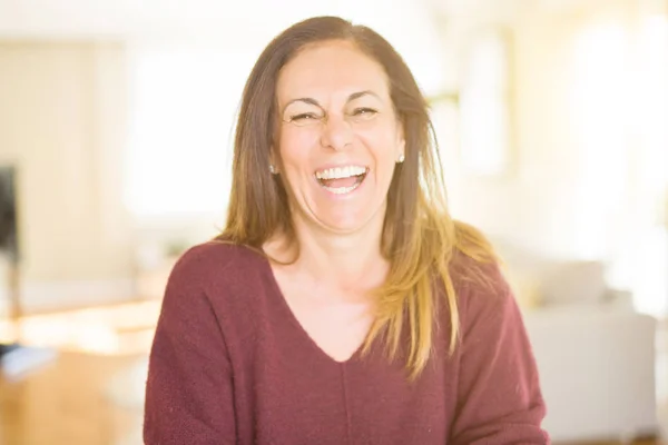 Hermosa Mujer Mediana Edad Sonriendo Casa —  Fotos de Stock