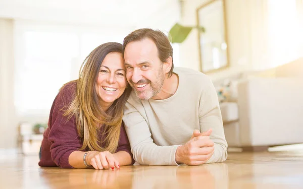 Hermosa Pareja Romántica Sentados Juntos Suelo Casa — Foto de Stock