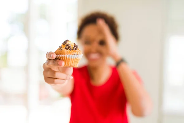 Jovem Afro Americana Comendo Muffins Chocolate Com Rosto Feliz Sorrindo — Fotografia de Stock