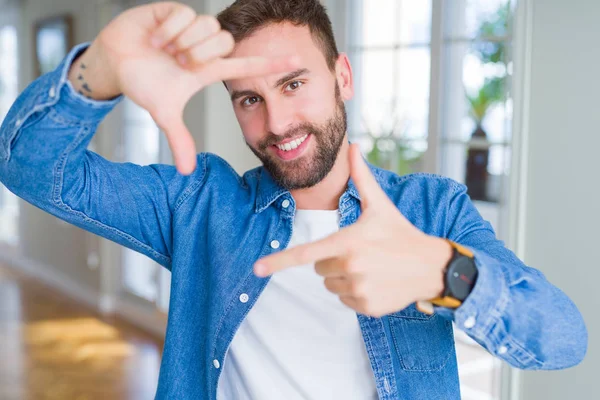 Hombre Guapo Casa Sonriendo Haciendo Marco Con Las Manos Los — Foto de Stock