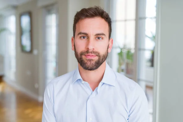 Schöner Geschäftsmann Mit Ernstem Gesichtsausdruck Einfacher Und Natürlicher Blick Auf — Stockfoto