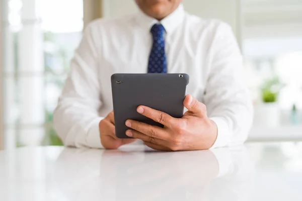 Close up van zakenman van middelbare leeftijd met behulp van Tablet PC — Stockfoto
