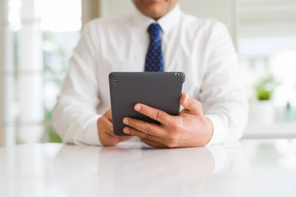 Nahaufnahme eines Geschäftsmannes mittleren Alters mit Tablet — Stockfoto