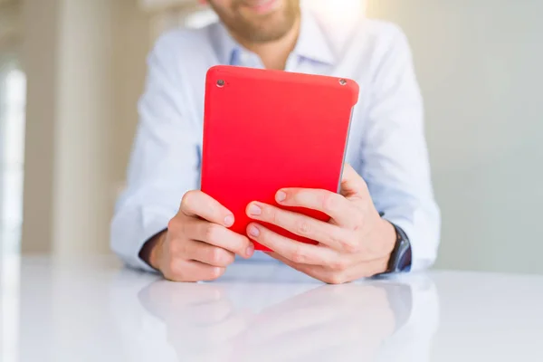 Primer plano de las manos del hombre usando la tableta y sonriendo — Foto de Stock