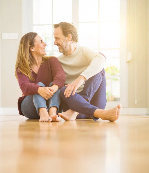 Mooie Romantische Koppel Samen Zittend Vloer Thuis — Stockfoto