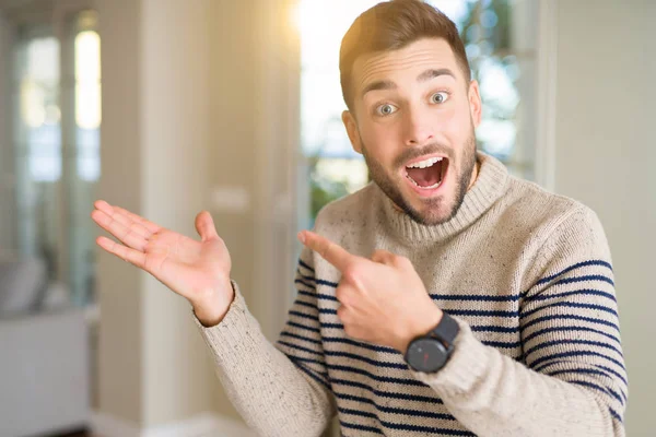 Ev çok mutlu el ve parmak ile işaret yakışıklı delikanlı