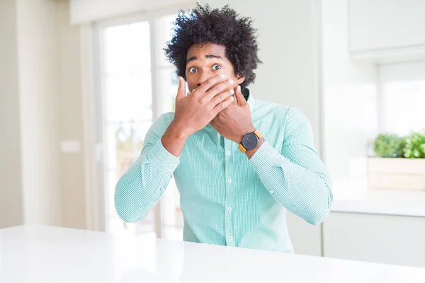 Afro Amerikaanse Zakenman Dragen Elegant Shirt Geschokt Mond Met Handen — Stockfoto