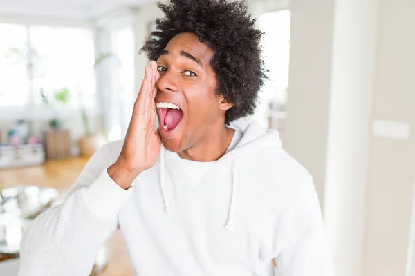 Hombre Afroamericano Con Sudadera Gritando Gritando Fuerte Lado Con Mano —  Fotos de Stock