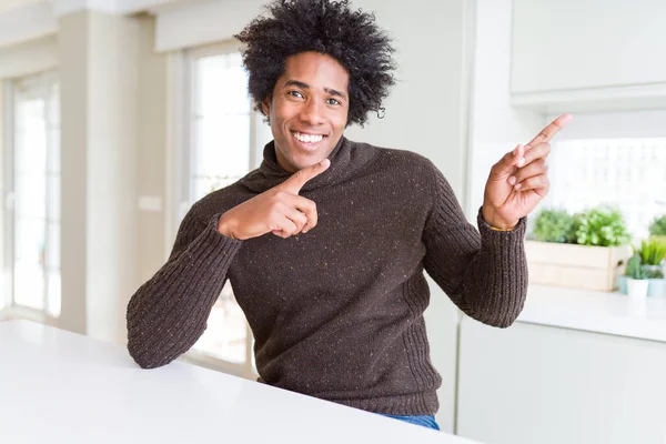 Afro Américain Portant Pull Hiver Souriant Regardant Caméra Pointant Avec — Photo