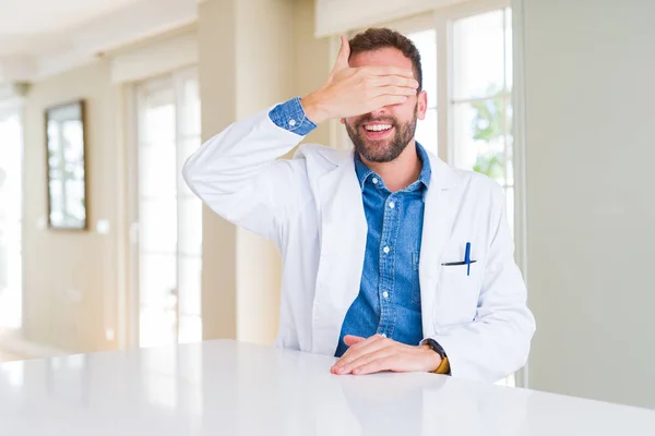 Der Gut Aussehende Arzt Arztkittel Der Klinik Lächelt Und Lacht — Stockfoto